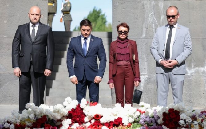 Rusiya deputatları İrəvanda qondarma “soyqırım” abidəsini ziyarət etdi...-FOTO