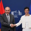 Пашинян обсудил с комиссаром Кос мирный процесс на Южном Кавказе