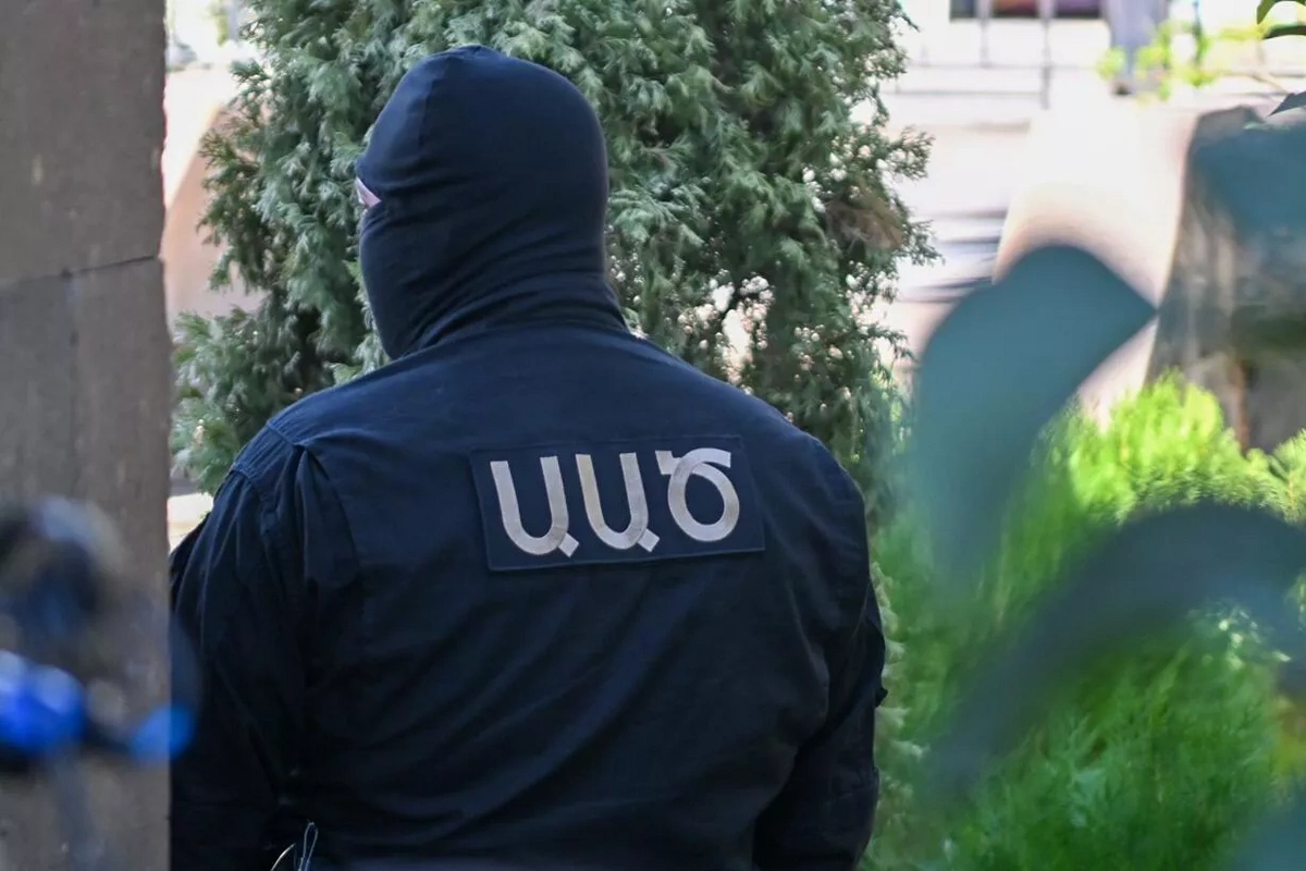СМИ: СНБ Армении проводит операцию в воинской части в Эчмиадзине