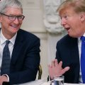 Трамп рассказал, как глава Apple звонил ему, чтобы «поцеловать в задницу»
