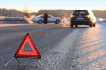 В Пираллахы автомобиль врезался в рекламный щит, водитель погиб