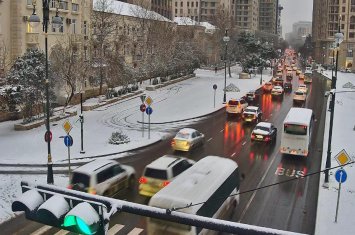 В Баку затруднено движение на нескольких улицах и проспектах