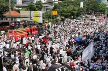 Митинги в Индонезии приостановились на время мусульманского праздника