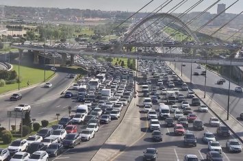 На ряде улиц и проспектов Баку затруднено движение транспорта