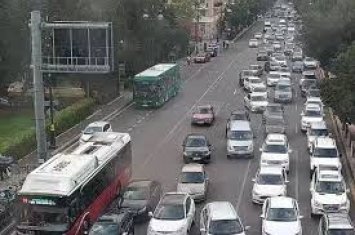 В Баку на ряде основных улиц и проспектов затруднено движение транспорта