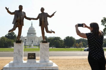 Трамп и Эпштейн рука об руку в бронзе — новая провокация в Вашингтоне