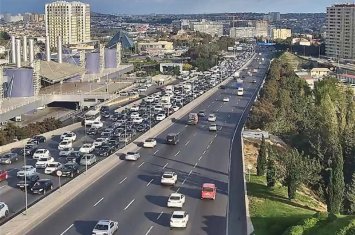 В Баку на 15 улицах и проспектах наблюдается плотный поток транспорта