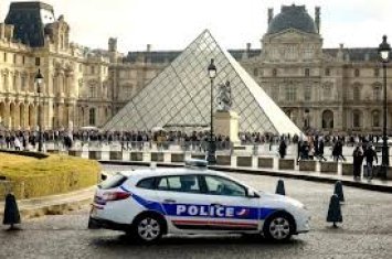 Двум из пяти задержанных по делу об ограблении Лувра предъявлены обвинения