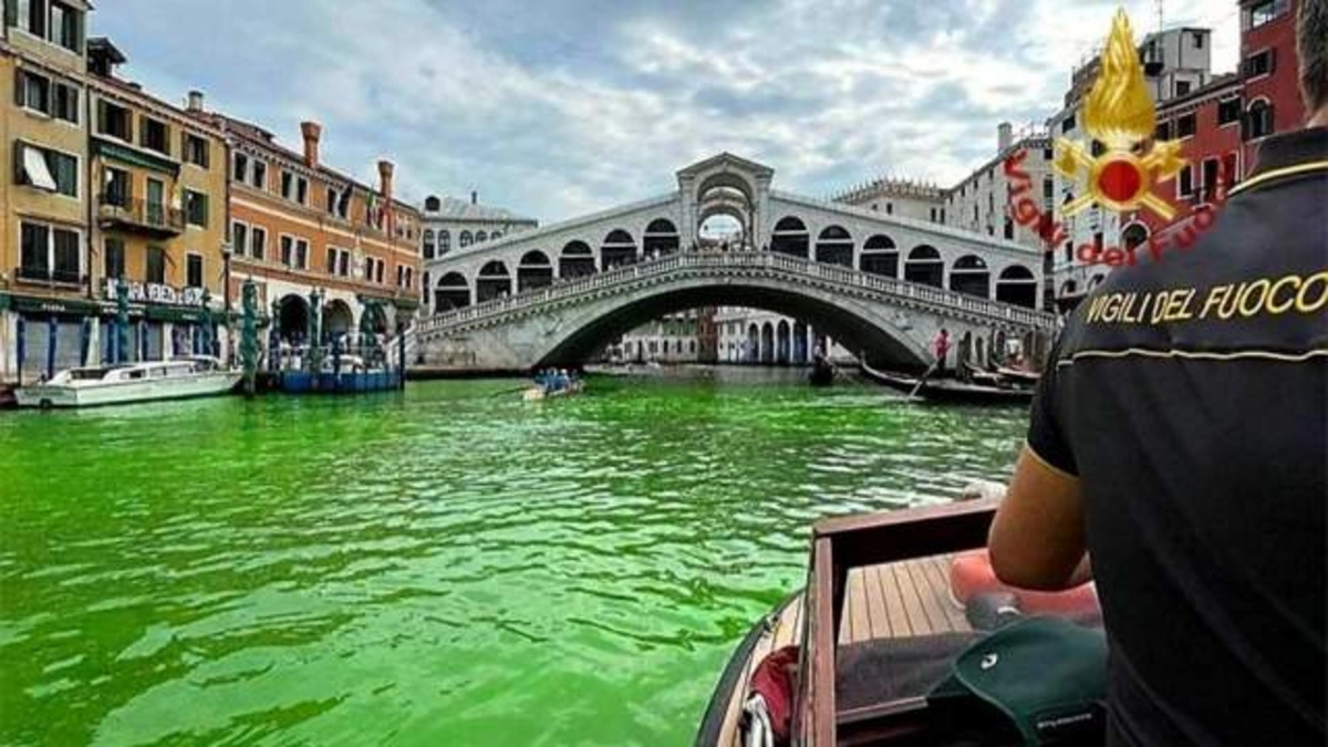 Ekofəallar Venesiya sularını yaşıla boyadılar