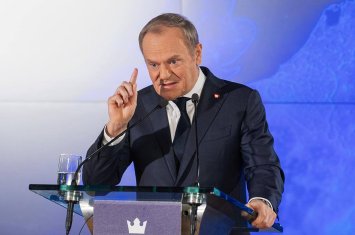 Туск назвал «фатальной комбинацией» отставку Ермака и встречу Орбана с Путиным