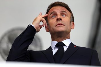 Макрон готовится к информационной гибридной войне с Россией