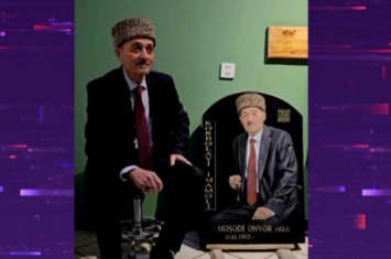 Sağ ikən özünə “QR kod”lu başdaşı düzəltdirdi