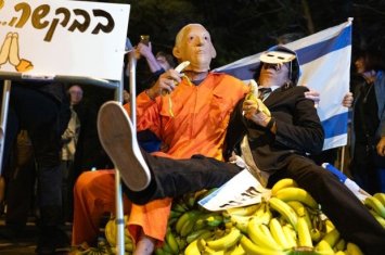 Netanyahunun dələduzluq əməllərinə görə əfv istəməsindən sonra Təl-Əvivdə kəskin etiraz aksiyası keçirildi...+VİDEO