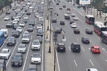 В Баку на большинстве основных улиц и проспектов затруднено движение транспорта