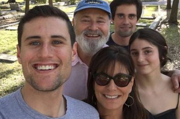 Сыну Роба Райнера предъявлено обвинение в убийстве своих родителей