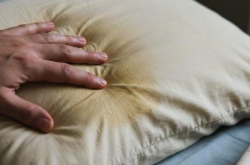 Yastıqlardakı sarı ləkələrə son: İlk günkü kimi tərtəmiz olacaq