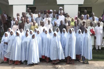 В Нигерии 130 школьников вернули из плена-ФОТО