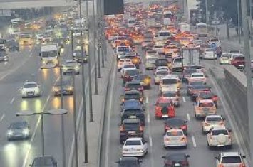 На ряде улиц и проспектов Баку затруднено движение транспорта