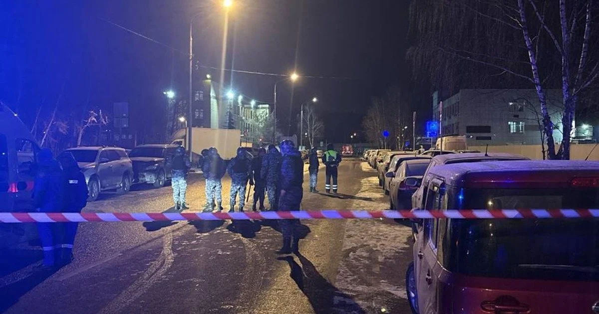 В Москве из-за взрыва автомобиля пострадали сотрудники ДПС-ВИДЕО