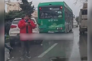 В Баку столкнулись маршрутные автобусы - ВИДЕО