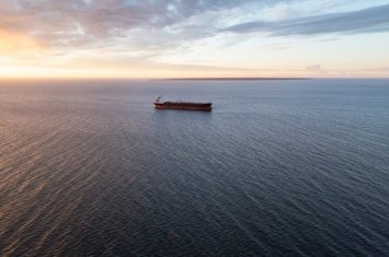 На преследуемом США танкере появился российский флаг