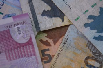 Официальный курс азербайджанского маната к мировым валютам на 9 января