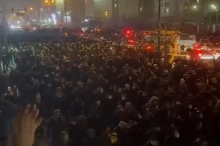 Trampın çağırışından sonra minlərlə iranlı küçələrə axışdı - VİDEO