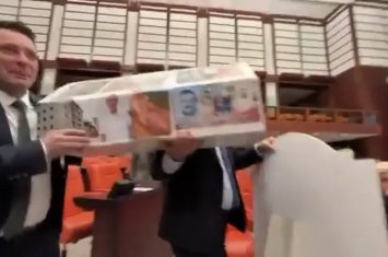 TBMM-də gərginlik: Millət vəkili parlamentə tabutla gəldi