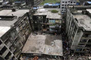 В Индии рухнуло жилое здание, под завалами ищут людей