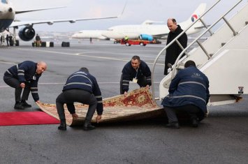 İrəvanda ABŞ vitse-prezidentinin ayağı altına sərilmiş xalça Britaniya mediasının diqqətini cəlb etdi...-FOTO