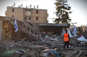 İsrail mediası İranın ballistik raket zərbələrinin yaratdığı dəhşətli dağıntıların görüntülərini təqdim etdi...-FOTOLAR