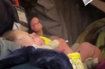 Təbrizdə ABŞ-İsrail bombardmanından sonra bir ailədən salamat qalan 1 yaşlı qız dağıntılar altından xilas edildi...-+VİDEO