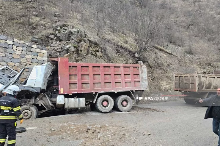 Kəlbəcərdə yük avtomobili aşdı, 3 nəfər öldü - FOTO