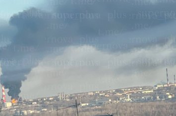 Ukrayna Rusiyanın 1400 km məsafədəki böyük neft zavodunu vurdu...+VİDEO