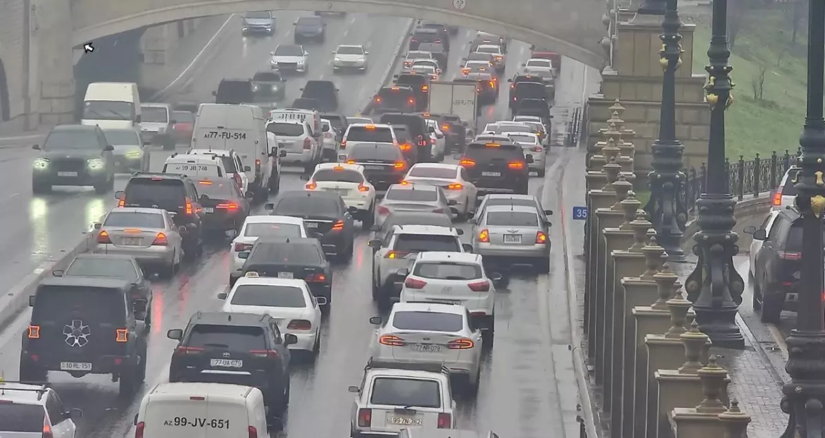 В Баку на 19 улицах и проспектах затруднено движение транспорта