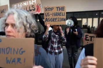 İsraildə insanlar ABŞ səfirliyi ətrafına toplaşaraq İran və Livanla savaşa son qoymağı  tələb etdi...+VİDEO