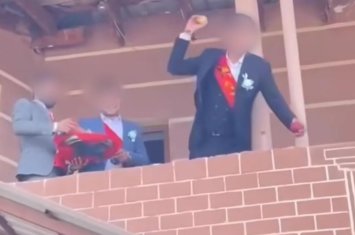 Bəy gəlinə alma atdı, tənqid olundu: “Gəlin bütün əzalarını göstərə-göstərə kişilərin qabağında…” - FOTO