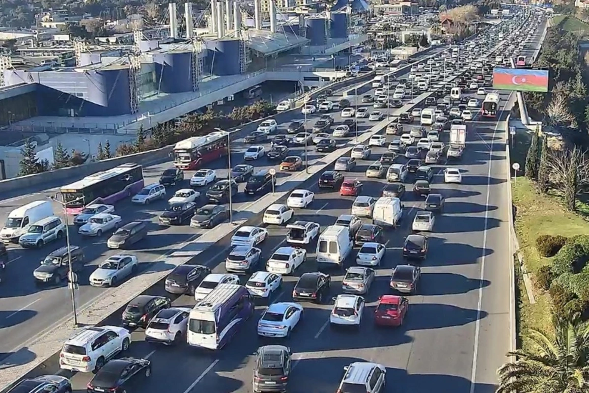 В Баку на ряде улиц и проспектов затруднено движение транспорта