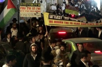 Qüdsdə bir qrup yəhudi İsrail bayrağını yandırıb milli bayrama etiraz etdi...+VİDEO