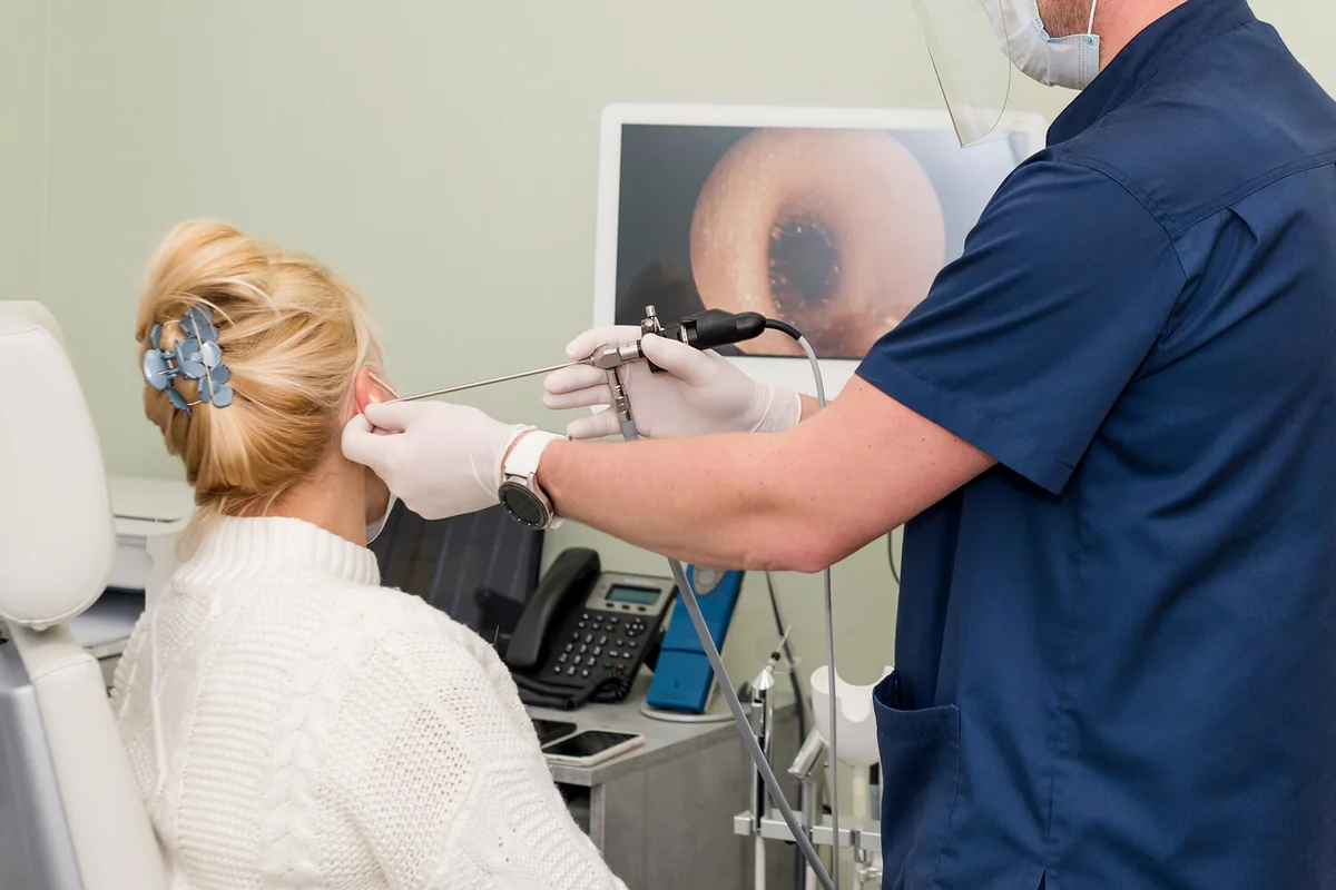 Как привычка спать в наушниках влияет на слух?