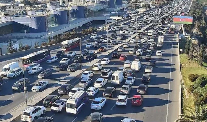 В Баку на 10 улицах и проспектах наблюдаются пробки