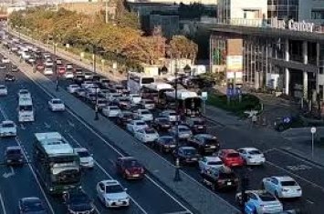 На ряде столичных улиц и проспектов затруднено движение транспорта