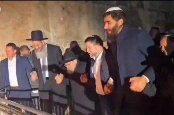 İsrailin irqçi naziri İbrahim məscidində tərəfdarlarıyla birgə rəqs etdi...+VİDEO-RƏZALƏT