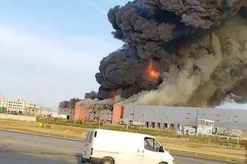 В Баку на складе вспыхнул сильный пожар-(ФОТО/ВИДЕО)