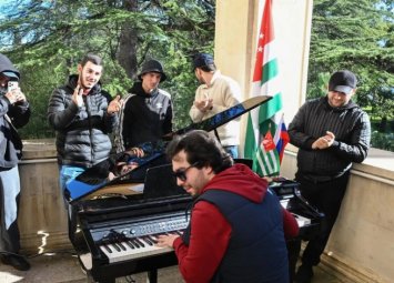 Etirazçılar separatçı qurum başçısının zəbt edilmiş iqamətgahında konsert verdi...-FOTO