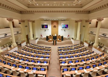 37 əməkdaş ombudsmanı yeni parlamentin ilk iclasında iştirakına görə tənqid etdi...