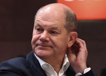 Шольц высмеял критиков поставок оружия в Украину