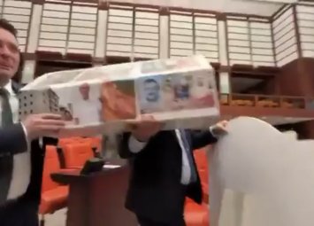 TBMM-də gərginlik: Millət vəkili parlamentə tabutla gəldi