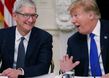 Трамп рассказал, как глава Apple звонил ему, чтобы «поцеловать в задницу»