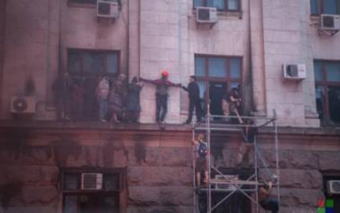 Odessada yanan binadan sakinlər belə xilas edilir  - VİDEO